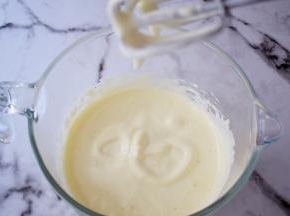 用电动打蛋器打发至蓬松发白，打发至提起打蛋器画出8字不消失即可