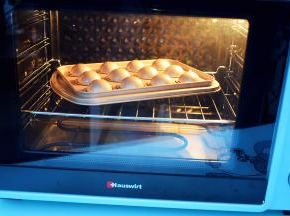 放入预热好的海氏烤箱，上下火170度，中层20分钟