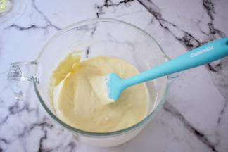 用翻拌手法或者切拌手法拌到看不到干粉即可