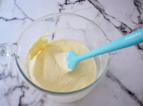 用翻拌手法或者切拌手法拌到看不到干粉即可