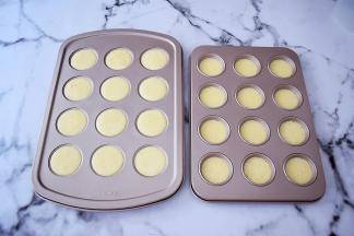 挤入模具中，模具无孔的一边挤满蛋糕糊，有孔的一边挤1/3即可