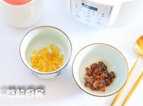 准备桃胶、皂角米，这2种食材需要提前12个小时浸泡上，而且一定要彻底泡透无硬芯才可以。