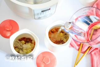 在小炖盅中加入适量清水，至炖盅一半的位置即可，由于牛奶不宜长时间炖煮，所以牛奶要后加入。