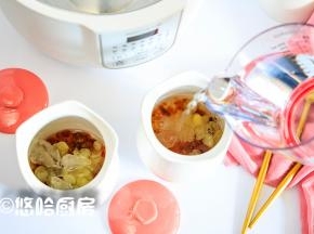 在小炖盅中加入适量清水，至炖盅一半的位置即可，由于牛奶不宜长时间炖煮，所以牛奶要后加入。