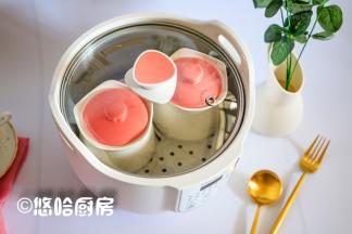 桃花盏中放入蒸架，再放入小炖盅（盖好盖子），盖好桃花盏的盖子，从这个角度看很美是不是。