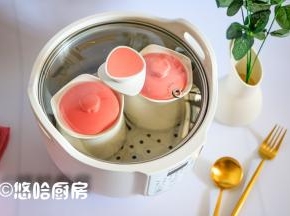桃花盏中放入蒸架，再放入小炖盅（盖好盖子），盖好桃花盏的盖子，从这个角度看很美是不是。