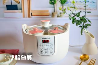 选择桃胶功能，时间可以自行设定，桃胶、皂角米只有彻底炖透了，口感才软糯好吃，所以时间设定为2个小时，设定好时间后让其自行烹饪，无需看管。
