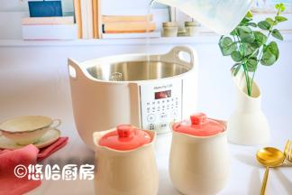桃花盏是隔水炖煮的电炖锅，所以要在炖锅中加入清水至刻度位置。