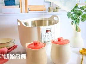 桃花盏是隔水炖煮的电炖锅，所以要在炖锅中加入清水至刻度位置。