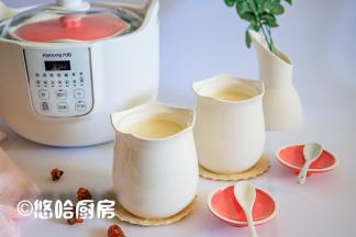 离烹饪结束还有15分钟的时候，开盖分别在小炖盅中加入牛奶，盖好盖子继续炖煮至结束。炖好的桃胶非常软糯，口感老好了。