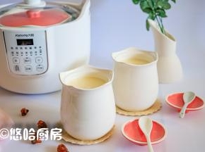 离烹饪结束还有15分钟的时候，开盖分别在小炖盅中加入牛奶，盖好盖子继续炖煮至结束。炖好的桃胶非常软糯，口感老好了。