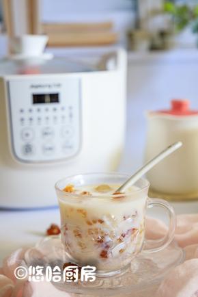 若一次吃不了，可以盛入杯子中，小炖盅可以继续放在桃花盏里保温，天冷喝一杯热乎乎的桃胶牛奶，肠胃好舒服。左下角是小仙女给的卡片，不光是肠胃舒服，心里也暖洋洋的哈。