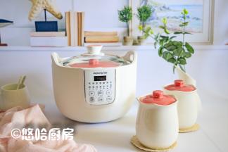 小仙女一边喝着桃胶牛奶，一边说桃花盏的颜色好漂亮，粉粉嫩嫩的，很适合女孩子用，带它去宿舍用好不好，省下贴面膜的钱，双11的时候妈妈在天猫再买一个吧。哎，美容养颜真的是从年轻的时候就要注意保养哦。