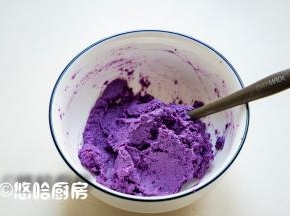 紫薯洗净去皮切片，上锅蒸熟，趁热压成泥，取紫薯泥200克加入50克牛奶拌匀待用。