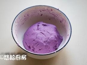 放入糯米粉，加入余下的牛奶，和成稍软一点的面团，牛奶最好不要一次性加入，如果面团太软，就加一点糯米粉，面团太硬了，就加一点牛奶，嘻嘻嘻。