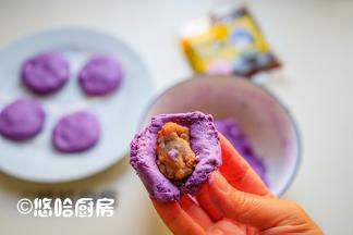 用手抓一块面团，包入适量的馅料，捏紧收口，压扁成小饼。