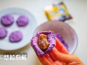 用手抓一块面团，包入适量的馅料，捏紧收口，压扁成小饼。