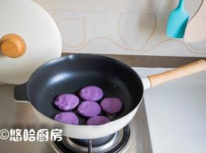 起锅，放入少许的植物油，放入糯米饼小火煎。