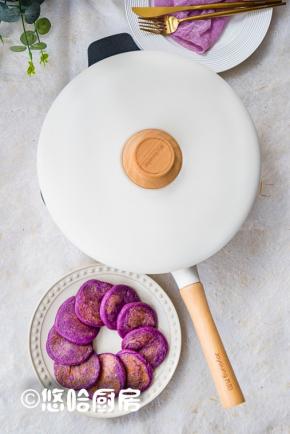 糯米类的食物趁热吃，软软糯糯的，糯米饼里没有放糖，紫薯本身带有一点甜味，另外馅料是甜的。