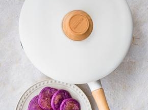 糯米类的食物趁热吃，软软糯糯的，糯米饼里没有放糖，紫薯本身带有一点甜味，另外馅料是甜的。