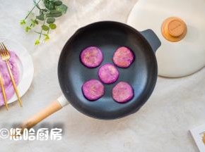 一面煎黄后翻面，一直煎至2面黄，并且糯米饼有点膨胀的时候即可盛出。