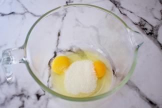 鸡蛋打入盆中，加入全部的细砂糖