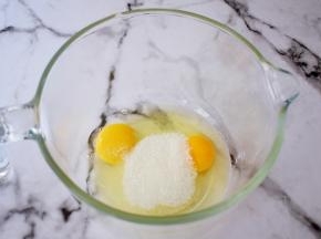 鸡蛋打入盆中，加入全部的细砂糖