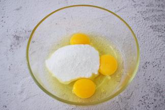 鸡蛋打入盆中，加入糖粉