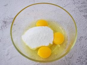 鸡蛋打入盆中，加入糖粉