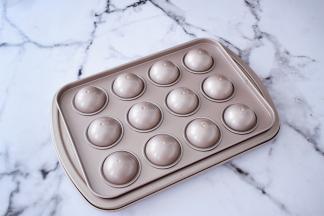 然后快速将有孔那一边盖上去