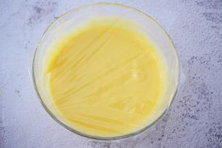 盖上保鲜膜放入冰箱冷藏1小时以上