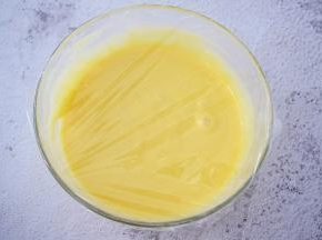 盖上保鲜膜放入冰箱冷藏1小时以上