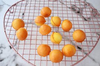 烤好取出趁热脱模晾凉