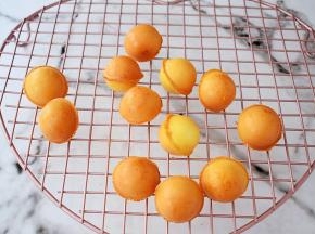 烤好取出趁热脱模晾凉