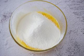 筛入低筋面粉和泡打粉