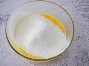 筛入低筋面粉和泡打粉