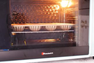 放入预热好的海氏烤箱，上下火175度中层烤15分钟，烤好取出趁热脱模晾凉