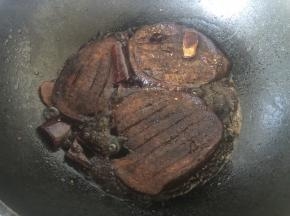 大火烧开后转小火慢炖，最后等到汤汁变少，大火收汁即可