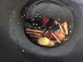 热油爆香葱辣椒桂皮