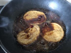 烧开后加入素鸡，没过即可