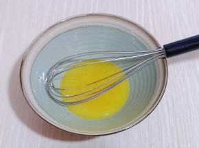 将黄油放入微波炉叮30秒。（隔水融化也可以）