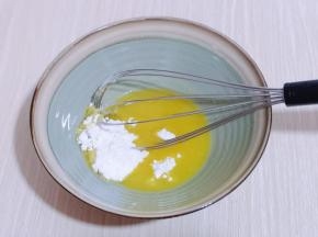 加入糖粉，用手动打蛋器，打至均匀！使糖粉与黄油完全融合！