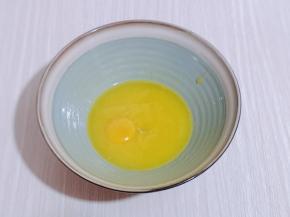 首先加入一个蛋黄，用手动打蛋器打均匀，再加入另一个蛋黄，每次都要充分拌匀，避免油蛋分离！