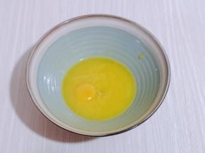 首先加入一个蛋黄，用手动打蛋器打均匀，再加入另一个蛋黄，每次都要充分拌匀，避免油蛋分离！