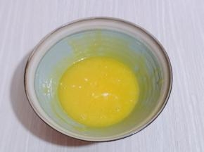 拌均匀后加入牛奶，再次手动打蛋器打至均匀至完全融合！