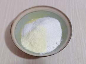 加入椰蓉，奶粉，低筋面粉。（椰蓉100g）