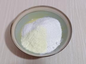 加入椰蓉，奶粉，低筋面粉。（椰蓉100g）