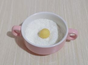 取一小块轻轻揉圆，放入椰蓉器具中，使每个小球均匀裹上椰蓉！