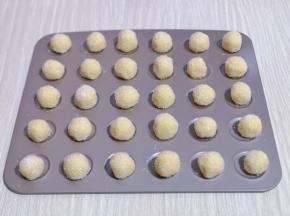 依次做完，尽量做到大小一致。我的每个小球约13克，这个量做了30个。