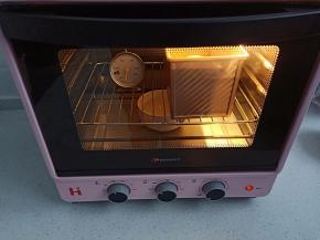 13.烤箱放一碗温水，打开发酵功能进行二发
